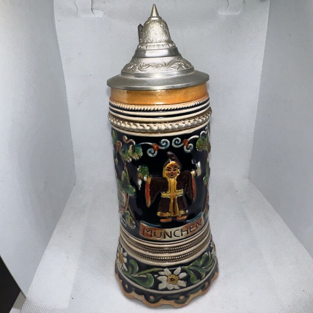 Munchen In Munich, there is a Hofbräuhaus music stein  Lidded Stein 9" Works
